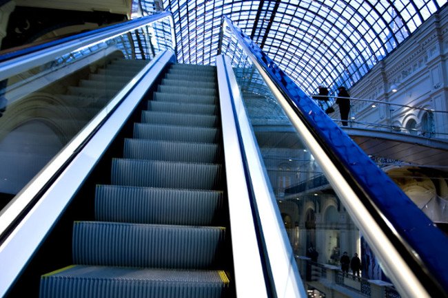 Rolltreppen stehen für Einzelhandel, im speziellen für Supermarkt, Baumarkt und Fachmarkt. Personaleinsatzplanung im Einzelhandel mit QPlaner.